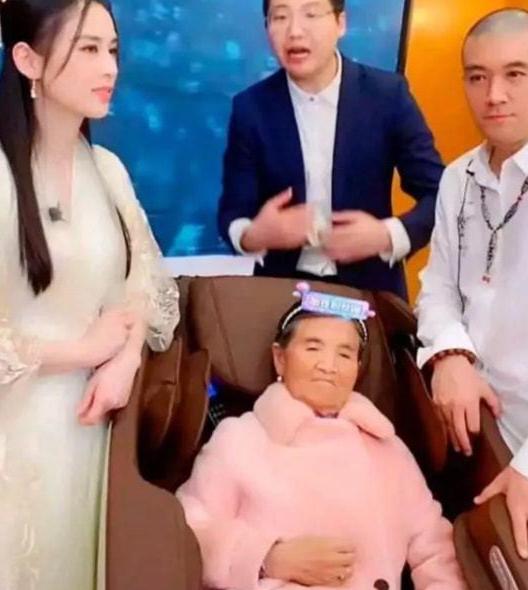 黃聖依帶80歲婆婆直播引爭議,全程喊叫賣貨,婆婆一臉疲憊無人理 黃聖依帶80歲婆婆直播引爭議,全程喊叫賣貨,婆婆一臉疲憊無人理