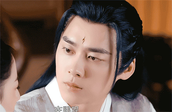 李易峰這些年拍戲的一個習慣表情，《鏡雙城》就是圓潤了啊