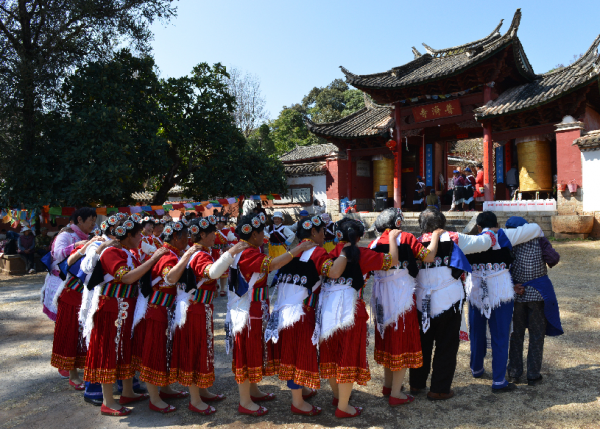 他是納西族第一位中將，從陸軍跨武警服役，2年實現“5級跳”