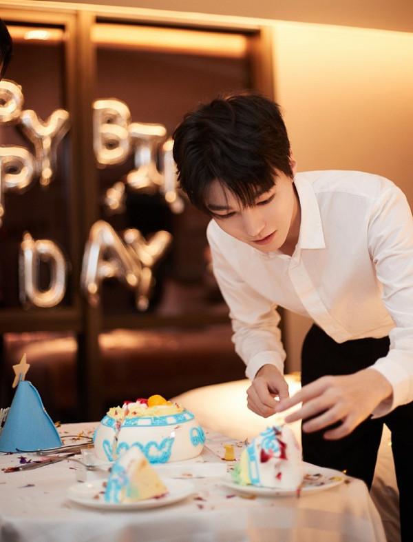 王俊凱氣質真挺好，簡約黑白穿搭難掩帥氣值，好似“小說男主角”