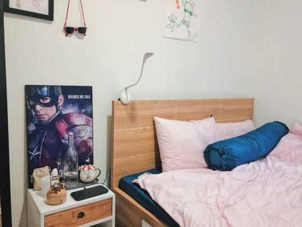 小哥挺有耐心，拒絕斷舍離30㎡塞滿書和手辦，像是誤入了一家書店