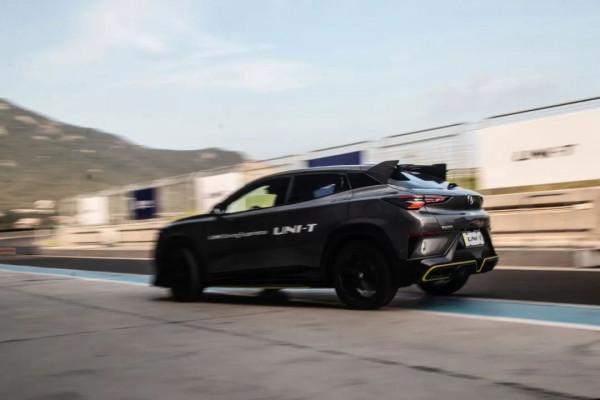 一年就升級，賽道檢驗2022款UNI-T