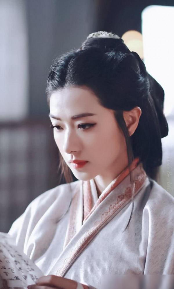 年輕就能同框搶前輩風頭？這6位氣質型大齡女星，後輩難以撼動