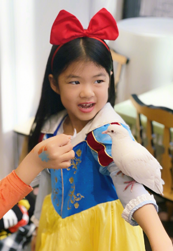 章子怡曬出全家福照片，一家五口打卡親子餐廳，小蘋果側顏照絕了