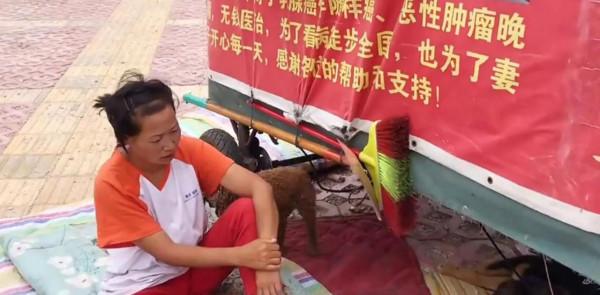 妻子患癌他一夜白頭，賣車賣房治病，和妻一起徒步400多天遊西藏