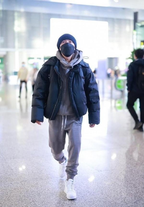 張衛健穿麵包服似“小巨人”，夾克裡面套件衛衣，這是有多怕冷