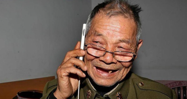 2007年，一江西老農到廣西烈士陵園掃墓，卻在此發現自己的墓碑