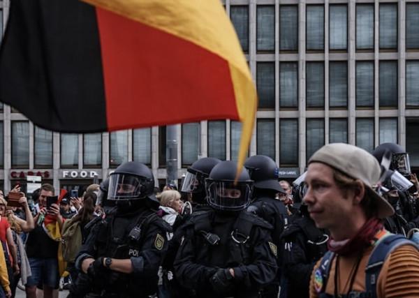 歐洲多國要求強制接種疫苗，反防疫人士高呼“還我自由”，新一波防疫漏洞來自學校？