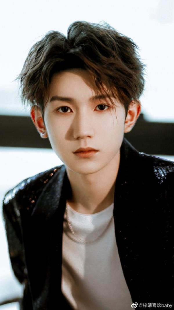 王源復古摩登造型大片明日創作計劃召集人