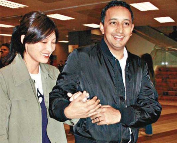 50歲港姐周嘉玲跑馬拉松,印度老公罕見現身支援,對鏡頭大秀恩愛 50歲港姐周嘉玲跑馬拉松,印度老公罕見現身支援,對鏡頭大秀恩愛