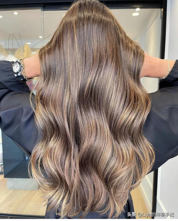 別再披頭散髮了！這3款秋日髮型，又美又撩人