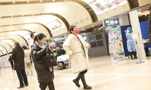 向華強夫婦現身機場被拍!向太一件外套六萬塊,拉衣領擋臉好害羞 向華強夫婦現身機場被拍!向太一件外套六萬塊,拉衣領擋臉好害羞