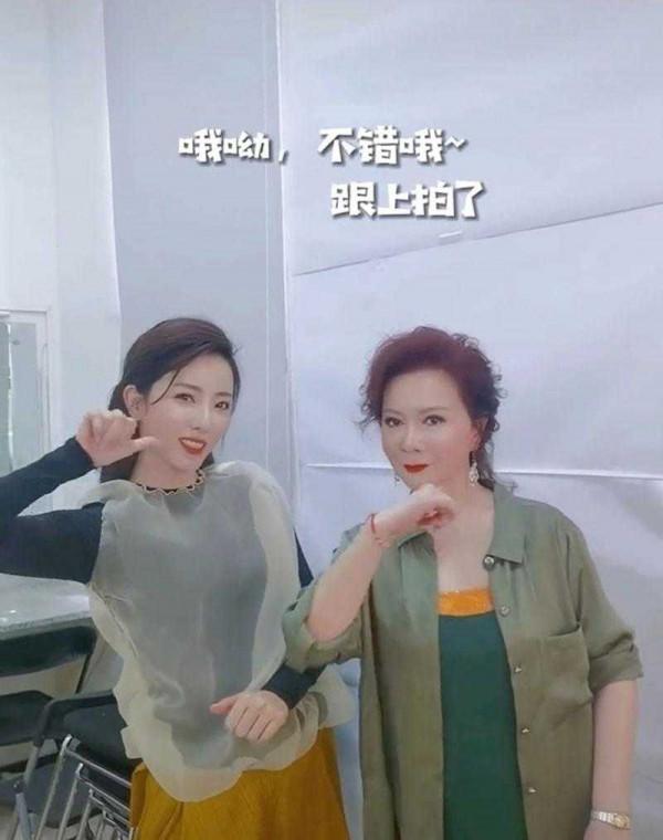 蔡明越老越漂亮，穿綠色襯衫配連衣裙好洋氣，不輸同框李思思