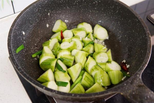 炒絲瓜發黑,記得下鍋前“加一步”,絲瓜碧綠鮮嫩,不費油還好吃 炒絲瓜發黑,記得下鍋前“加一步”,絲瓜碧綠鮮嫩,不費油還好吃