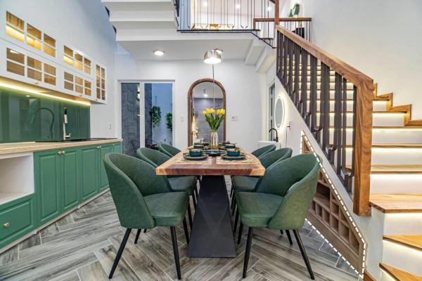 220㎡兩層別墅，上有露臺花園下有入戶庭院，無複雜裝修無比愜意