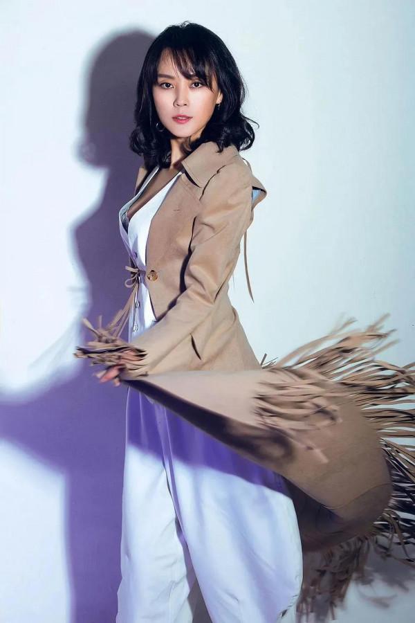 梁愛琪少有富貴形象，一笑一顰盡顯貴婦人