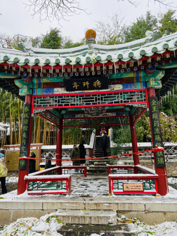 門城一夜雪，萬山披銀裝！