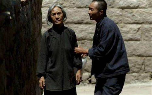 藏得夠深！別看他是《父母愛情》裡灰頭土臉的農民，其實是個幹部