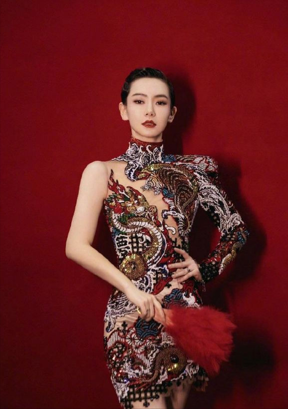 戚薇咋這麼網紅風了！穿中國風刺繡裙撞衫鍾楚曦，氣場居然被碾壓