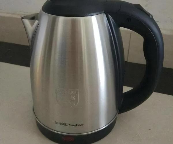 長期喝電熱水壺燒的水，身體會中毒還會致癌？2個建議需要聽一聽