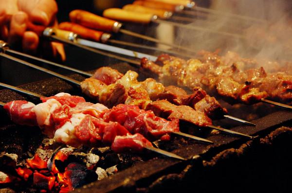 巴基斯坦2.5元的牛肉串,肉嫩多汁,巴鐵老闆熱情招待中國客人 巴基斯坦2.5元的牛肉串,肉嫩多汁,巴鐵老闆熱情招待中國客人