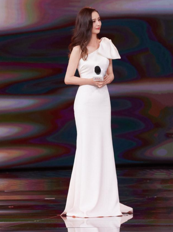 佟麗婭離婚後更敢穿，綠色針織開衫配露臍裝走機場，時髦似大學生