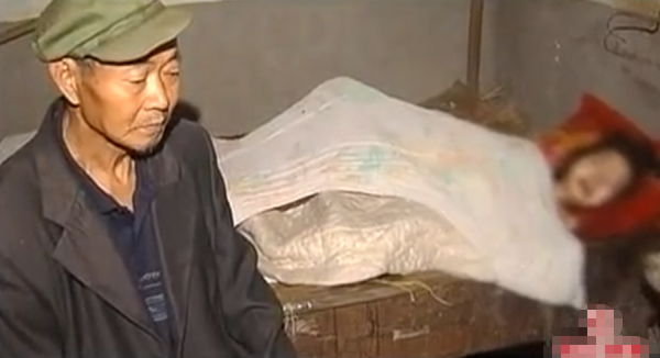 2010年，四川11歲女孩患怪病，全身潰爛癱瘓在床，父親做法惹眾怒