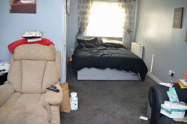 外國一男子吃三明治時不小心掉下一片番茄，結果不幸失去了一條腿