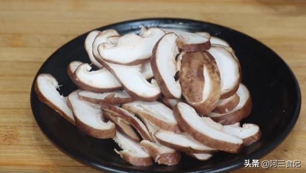 98歲奶奶最愛吃的芹菜做法，營養又開胃，越吃越健康，三高平穩