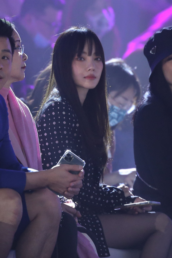 李小璐審美真不如媽媽,穿亮鑽西裝像網紅,媽媽打扮知性似企業家 李小璐審美真不如媽媽,穿亮鑽西裝像網紅,媽媽打扮知性似企業家