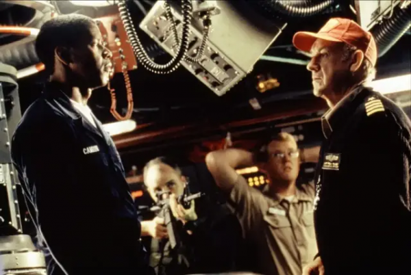 看好萊塢如何“反美”，當然還得選擇重溫《紅潮風暴》