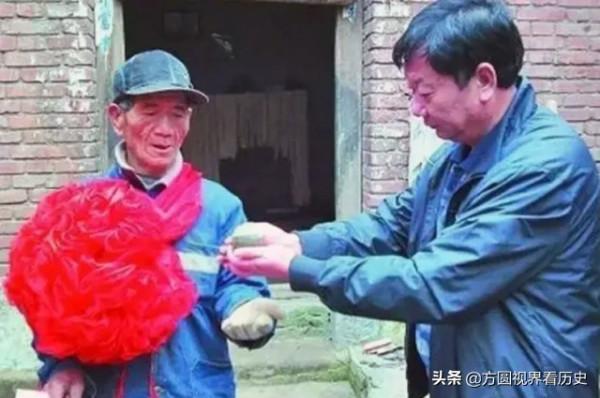 挖到銀元寶主動上交，數年後歸還本人，附帶致歉信和大紅花