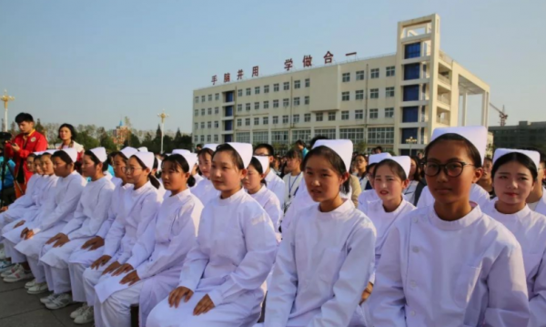 職校生變熱門?還未畢業就被“預訂”?職校老師說出原因 職校生變熱門?還未畢業就被“預訂”?職校老師說出原因