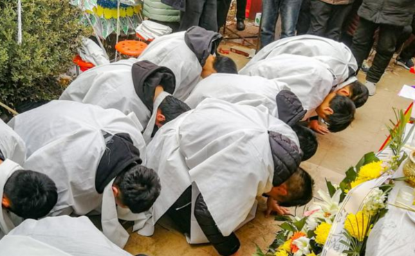 河南&OpenCurlyDoubleQuote;哭靈人&rdquo;武會霞：每年至少哭70場磕頭上萬次，年入幾萬元