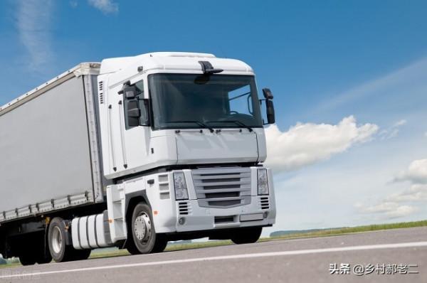 開車旅遊拋錨了，在野外遇到狼群，躲在車裡安全嗎？