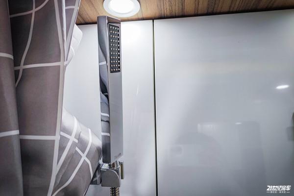 小額頭有兩張床,L型會客區滿足多人使用,新星新依途T600 小額頭有兩張床,L型會客區滿足多人使用,新星新依途T600