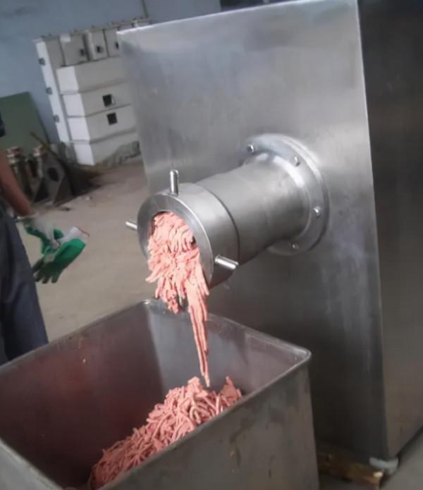 河南43歲女工捲入絞肉機，右手斷成9節，醫生苦撐17小時為其接上