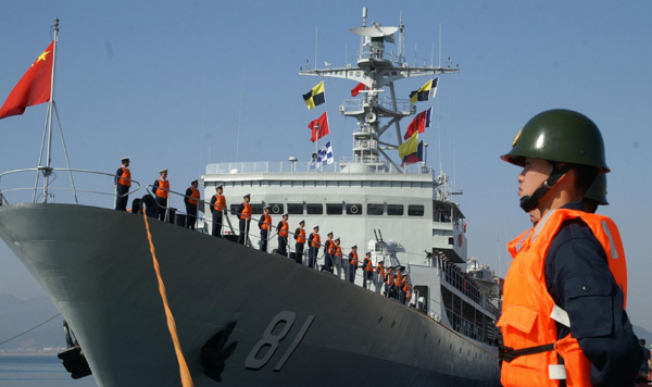 美國海軍首次訪華細節：入港不掛滿旗，劉華清上將當場撤了儀仗隊