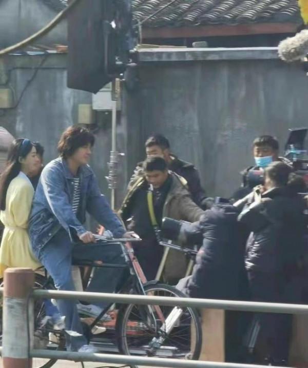 趙麗穎新劇路透罕見曝光！穿復古風盡顯時髦範，胖了顏值反而驚豔