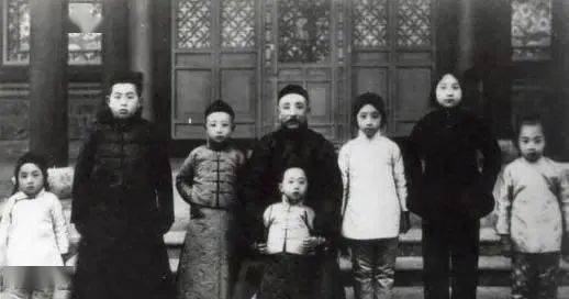 抗日戰爭時期,大漢奸向日軍捐獻40架戰機,得天皇接見 抗日戰爭時期,大漢奸向日軍捐獻40架戰機,得天皇接見