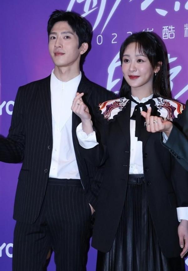 楊紫的臉蛋真挺飽滿的，但臉上泛油光，娃娃領造型看著很有文藝感