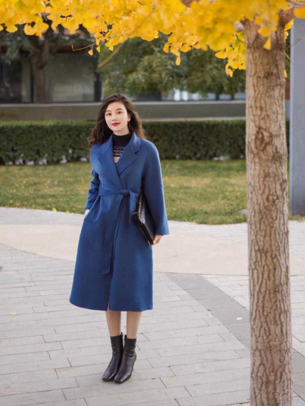 秋冬買大衣，儘量減少黑白灰，這幾種顏色更高階，襯托膚色顯白