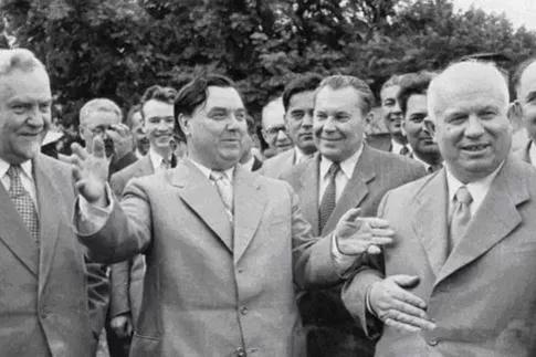 斯大林昔日的左膀右臂，卡岡諾維奇和馬林科夫為何會老死不相往來