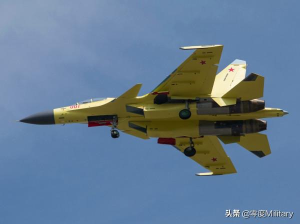 水積成川：車臣戰爭中被擊毀的T-72B坦克 採訪軍犬的波蘭女記者