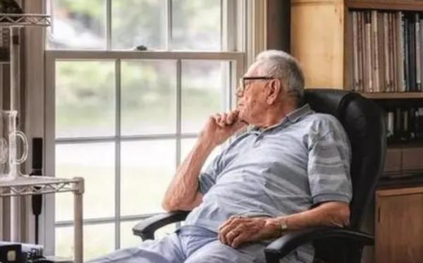 為什麼老年痴呆患者越來越多？提醒：50歲後，及早改掉4個壞習慣