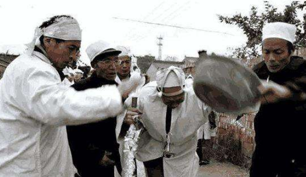 古代葬禮為何要長子“摔瓦盆”？至今仍在沿用，有何意義