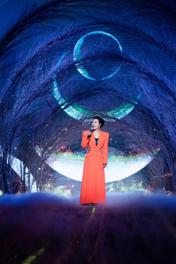 湖南春晚：何炅滿臉疲憊屢失誤，50歲孫悅勁歌熱舞，劉謙反成亮點