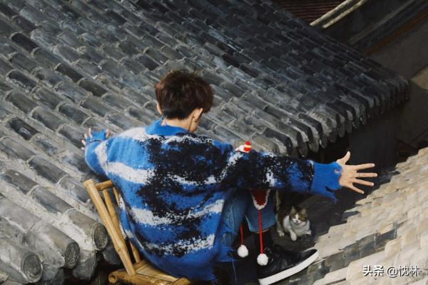 易烊千璽藍色毛衣配牛仔褲，非常的好看！看著都暖