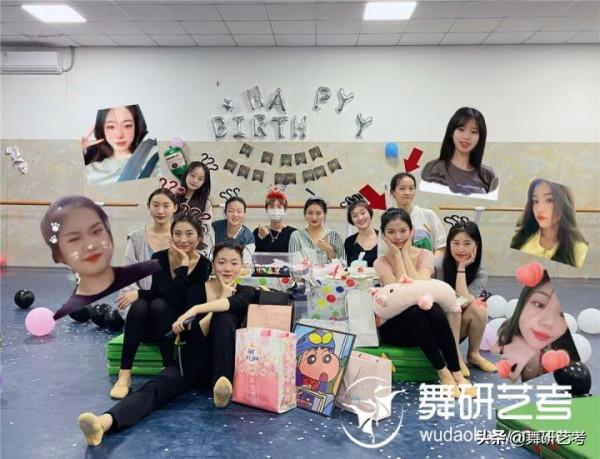 “現在,我是軟度技巧劇目全面成長的舞蹈生!” “現在,我是軟度技巧劇目全面成長的舞蹈生!”