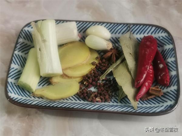 冬季饞肉就吃它，同樣是骨頭，比排骨便宜，吃著有樂趣，越啃越香